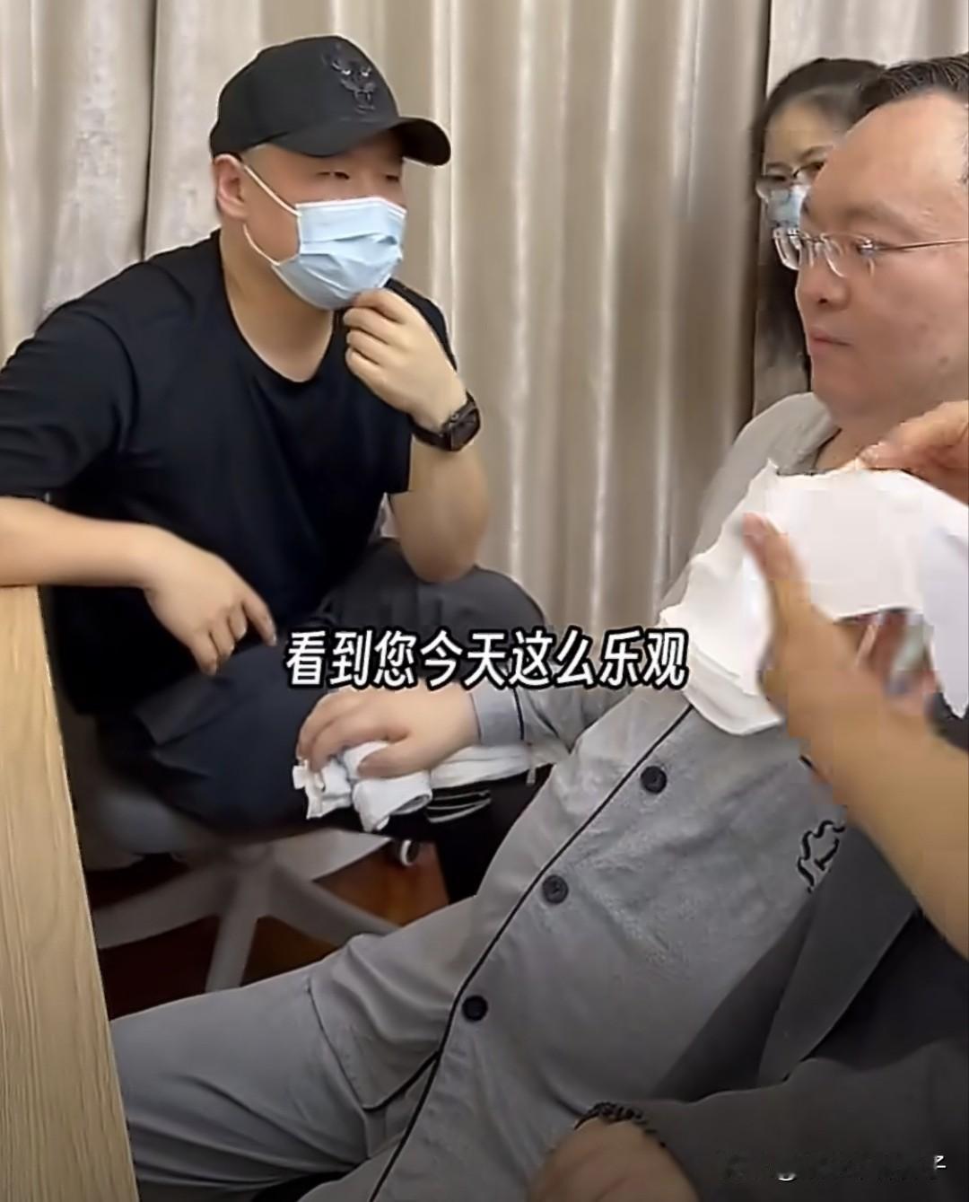 岳云鹏前去探望蔡磊老师，看完视频让人颇为感慨！5月13日，岳云鹏来到蔡磊家里，