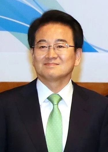 6月11号，李在明拟任的统一部长官郑东泳接受了韩国媒体的采访，提到了“台湾有事不