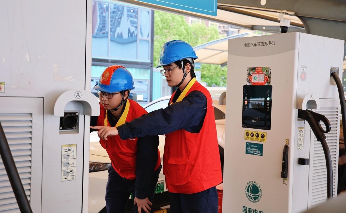 2026年五一假期，高速上的电车直接创下新纪录，全国高速车流里，新能源汽车一天就