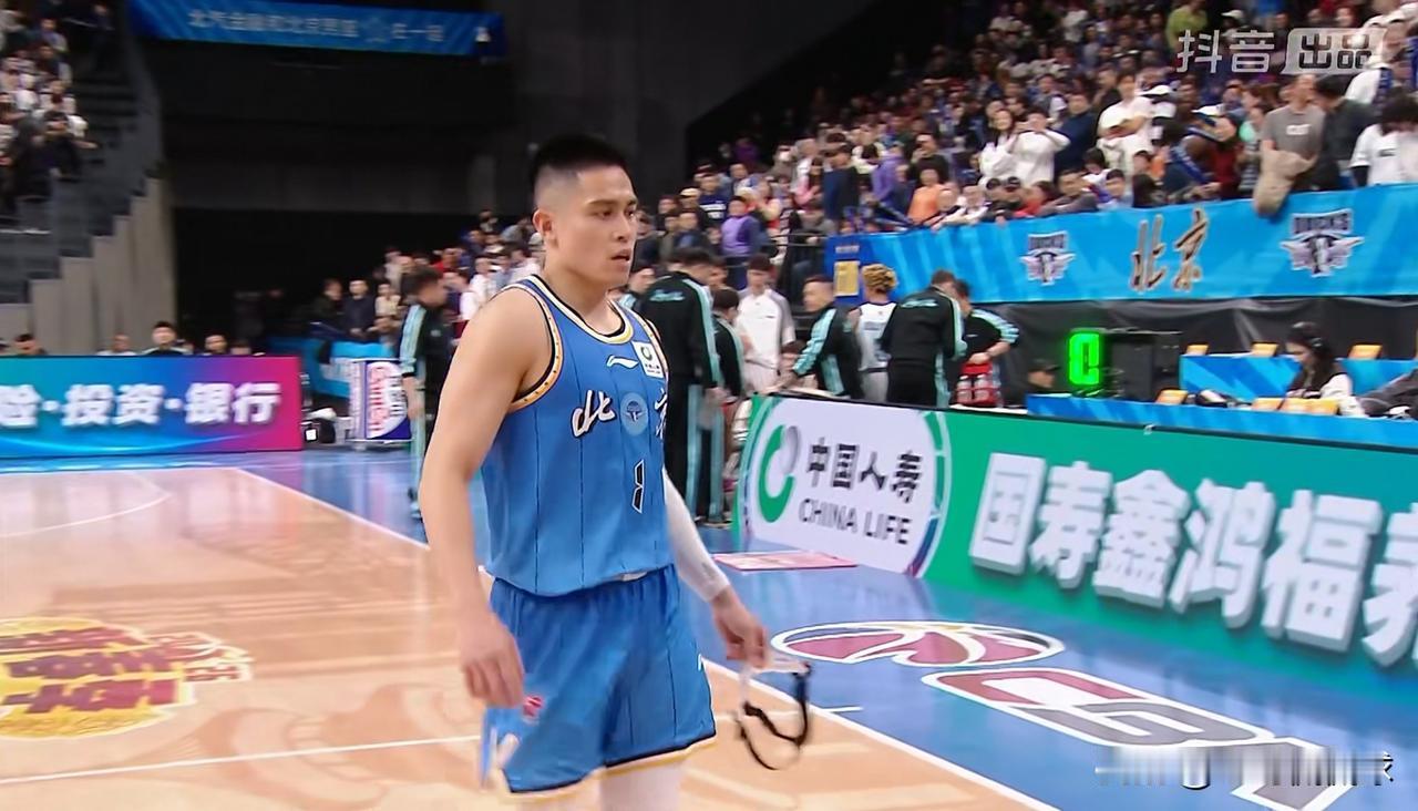 北京北汽球星陈盈骏真是毫无用处！在今天北京北汽主场迎战青岛崂山啤酒的比赛中，目前