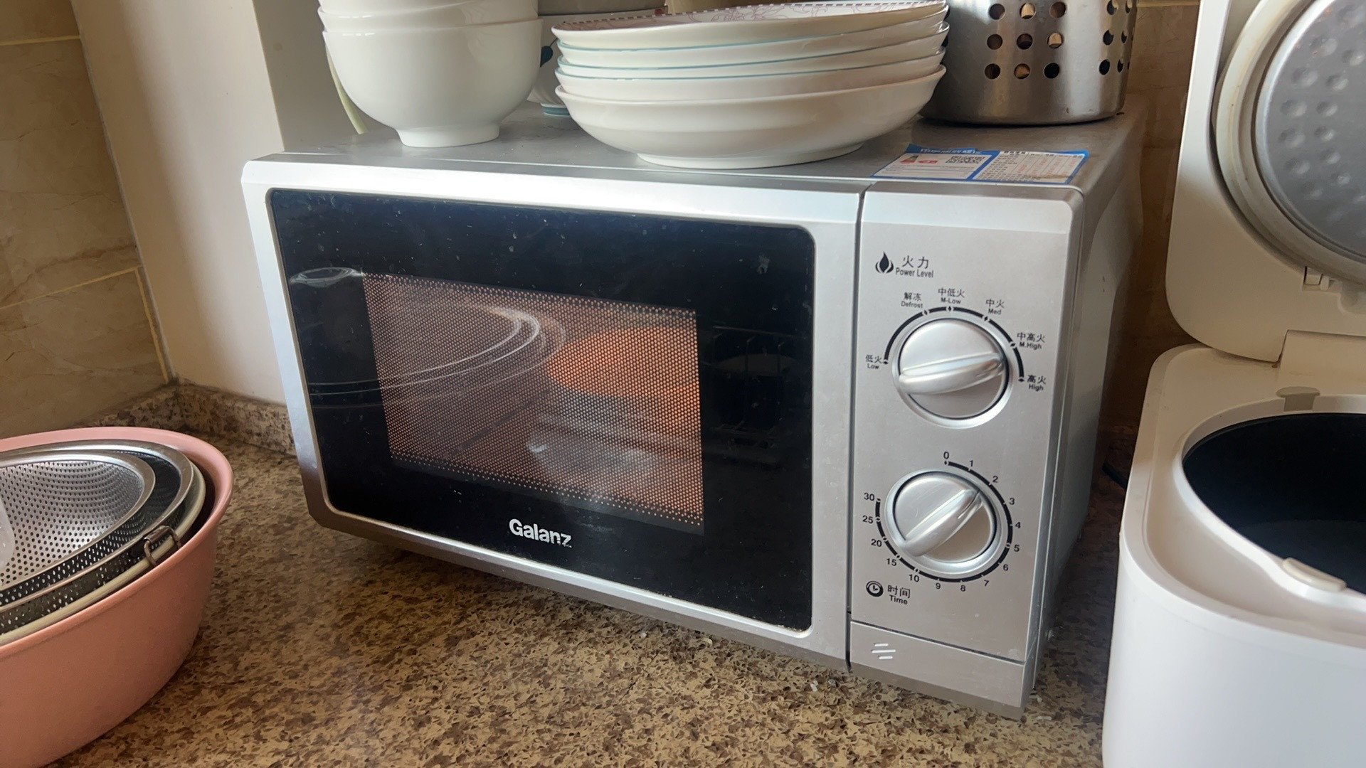 你说巧不巧？上个月公司微波炉坏了，不加热，这个月家里微波炉坏了，不加热。上某红书