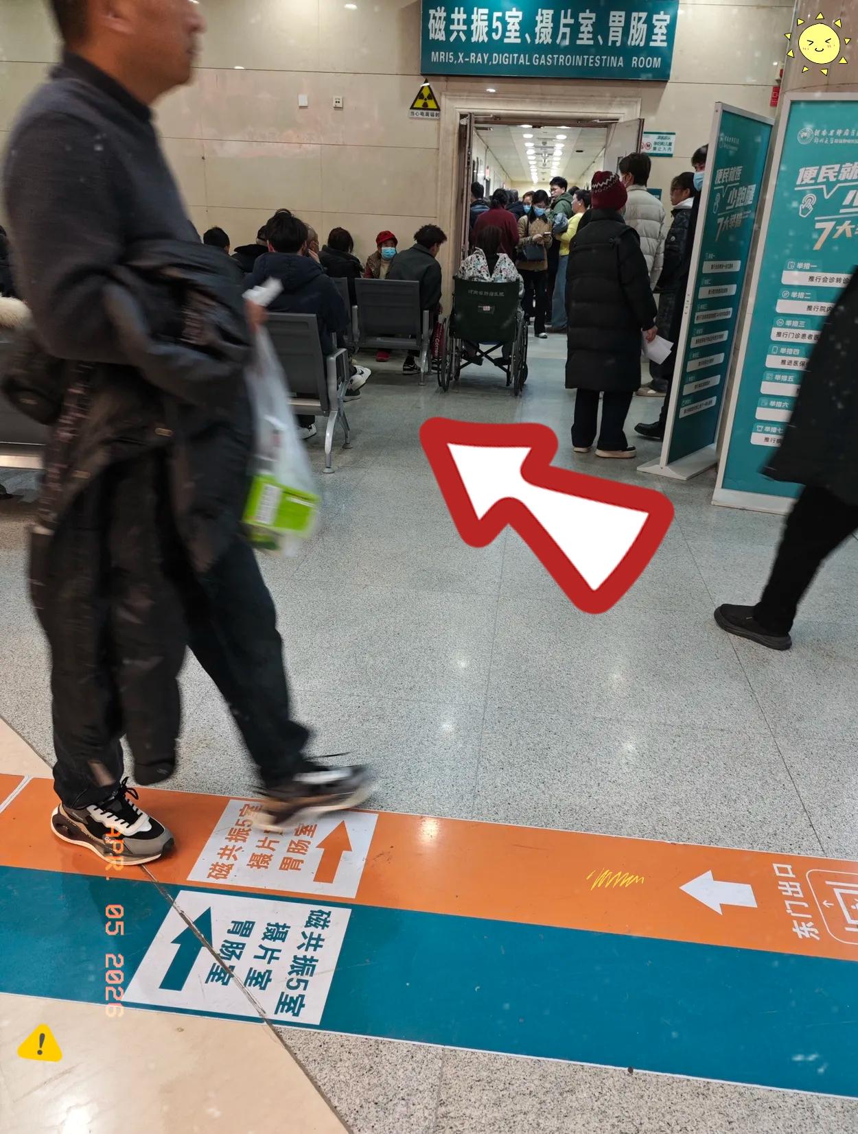 一中年女子在医院里嚎啕大哭，原来是因为她老公回家给父亲上坟后突然心梗去世了！