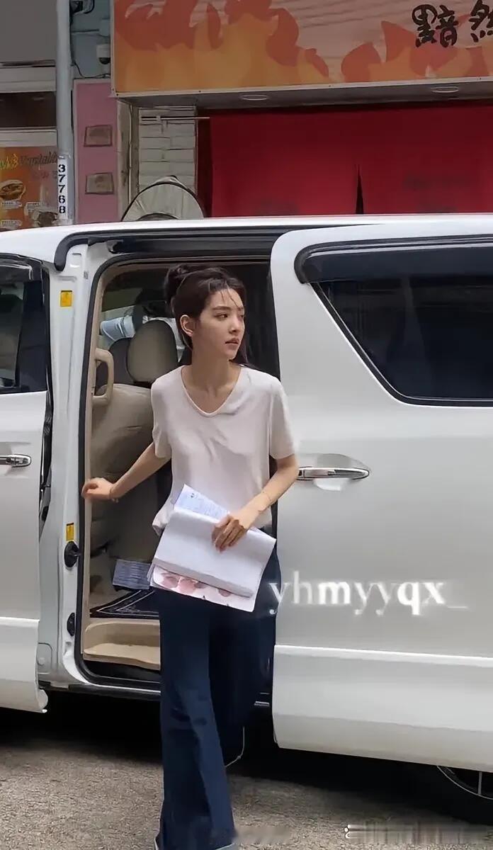 蛙趣，这也太瘦了吧!有没有发现一个现象？就是在荧幕上看着很正常的身材，在普通人的