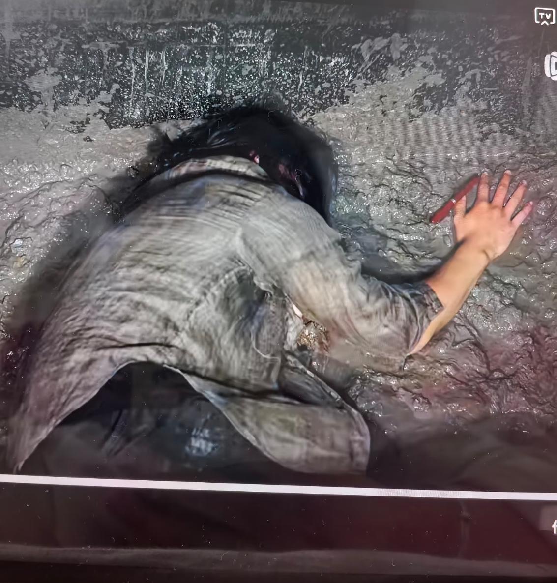 《隐身的名字》，真是越看越不懂了。到底水泥封尸封的是谁呀？原本大家都猜测