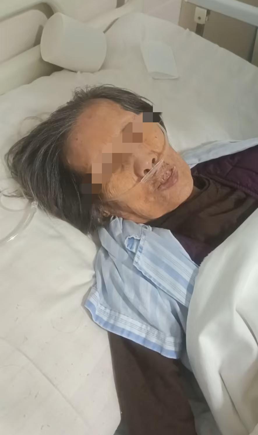 96岁老人食道a中晚期，儿女停止任何治疗，不给盖被，老人冻到发烧、饿到哀嚎啃被角