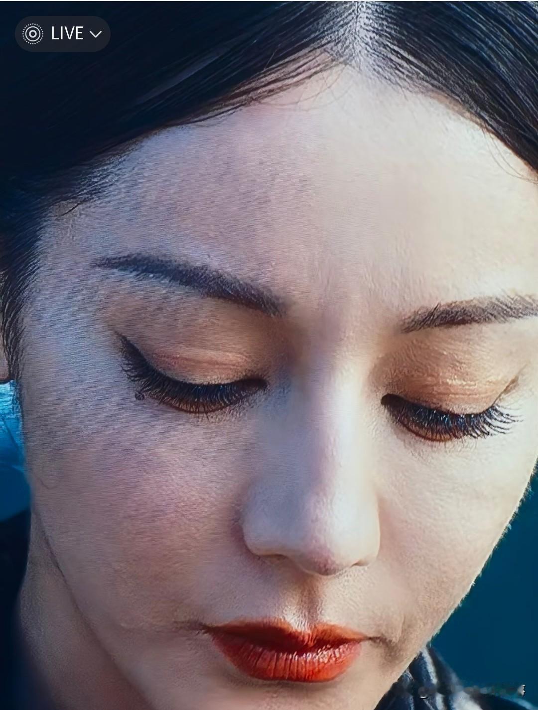 看剧中好多人疑惑热巴是不是干皮，毕竟她皮肤状态一直不算好，看着确实很不稳定，有时