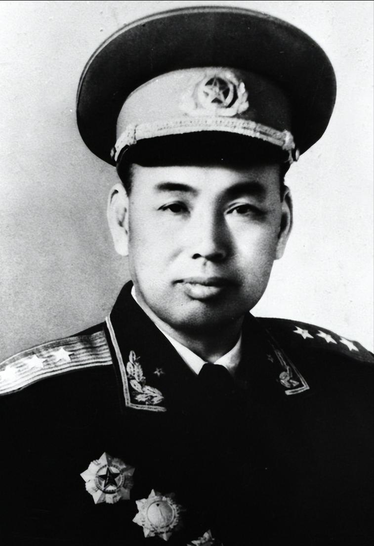 1952年，许世友将军回乡探亲，哪料，他看见叔叔许存礼，掏出枪就要动手。