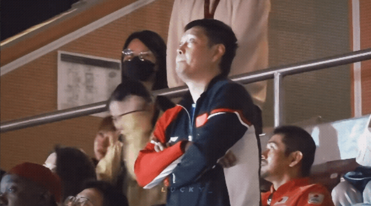 原来昨天莎莎夺冠时不仅莎莎哭了，我们哭了，看台的好姐妹佳佳和刘伟珊也哭了！还有站