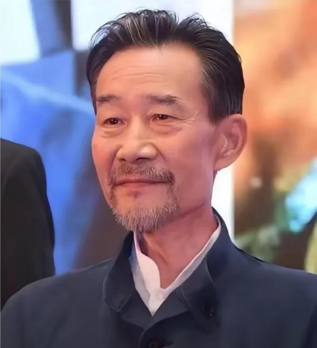 72岁的李雪健太拼了，抗癌26年，在抗癌中他都在拍戏。他在2000年被确诊鼻咽癌