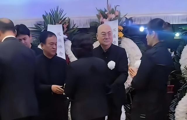 迟重瑞现身陈丽华葬礼4月9日，北京下着蒙蒙细雨，但许多人冒雨为陈丽华送行。我