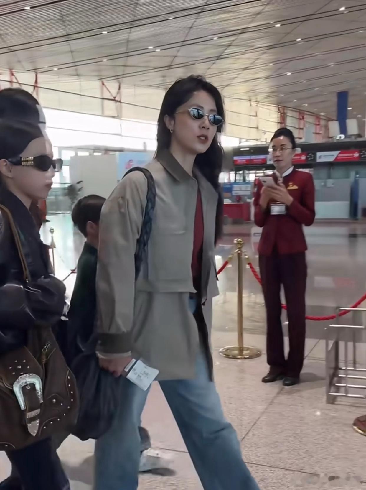 孙莉带二女儿小儿子出门,女儿酷帅儿子顽皮。黄磊妻子孙莉带儿子女儿出现在机场,这次