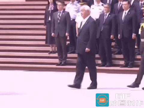 憋着别笑！日本防务大臣中谷元5月5日分享到访印度新德里合照，只是在正式场合献圈时