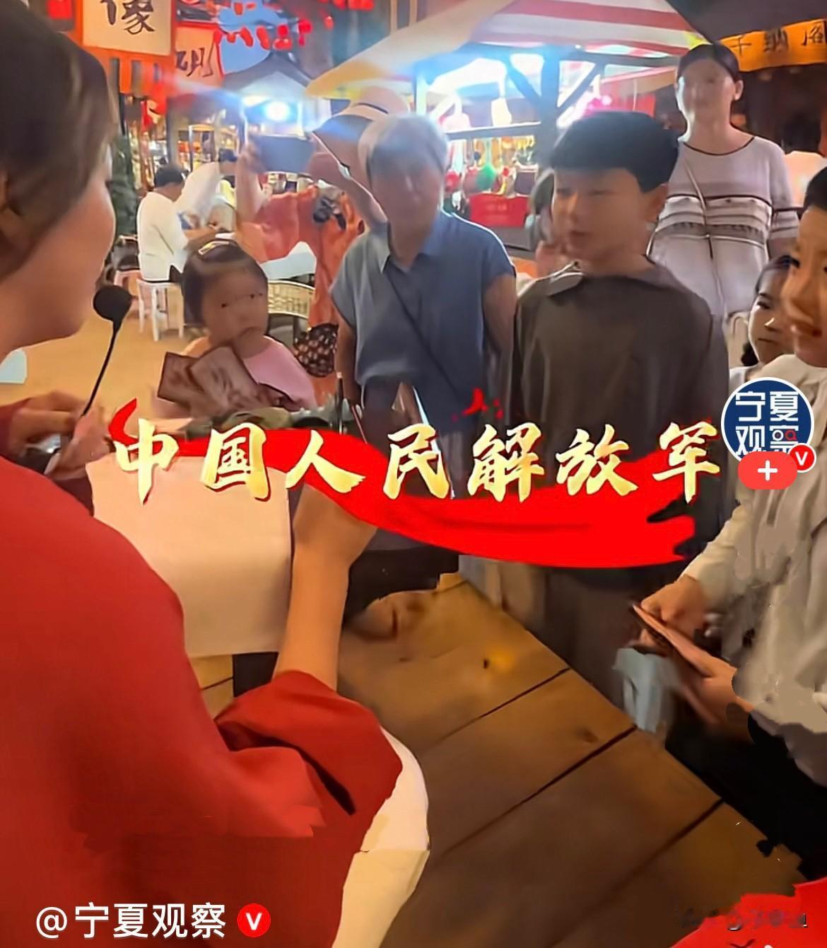 近日，宁夏银川景区现场主持人温柔采访可爱的小男孩：“小朋友，班上最帅的人叫什么？