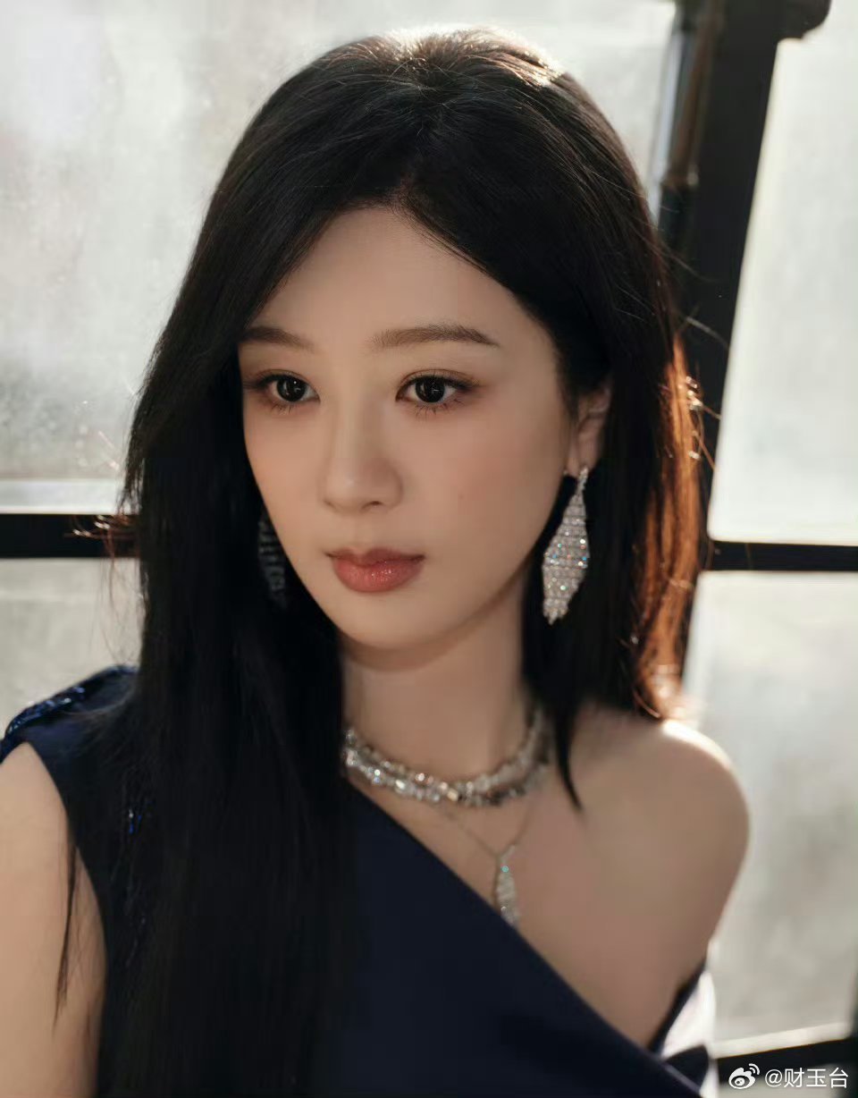 杨紫紫色高定真的美到失语！本命色+顶级高定，直接把优雅贵气焊在身上💜Alex