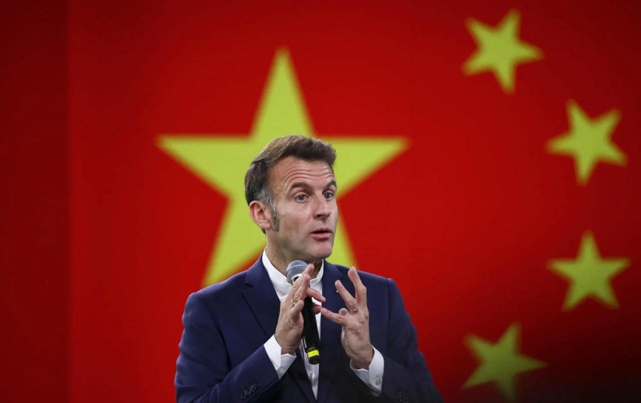 不得不佩服法新社拍的这几张照片，构图如此巧妙，仅用三张图片就把马克龙这次出访叙事