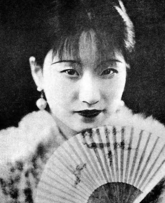 1931年冬天，上海的北风刮得紧，徐志摩对着镜子扯了扯裤脚，破洞已经遮不住了。