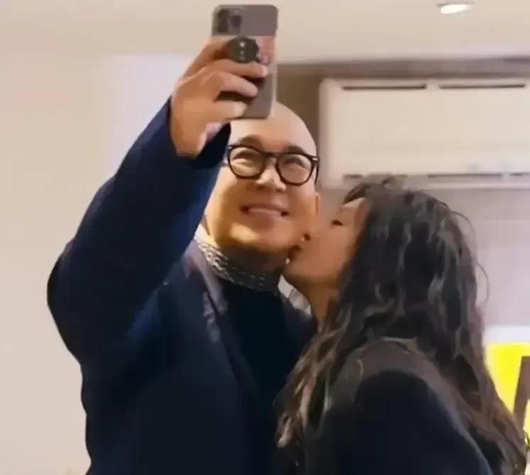 大S，其实心里是后悔的！她微博里的一家四口幸福合照一直舍不得删除，临s前交待老