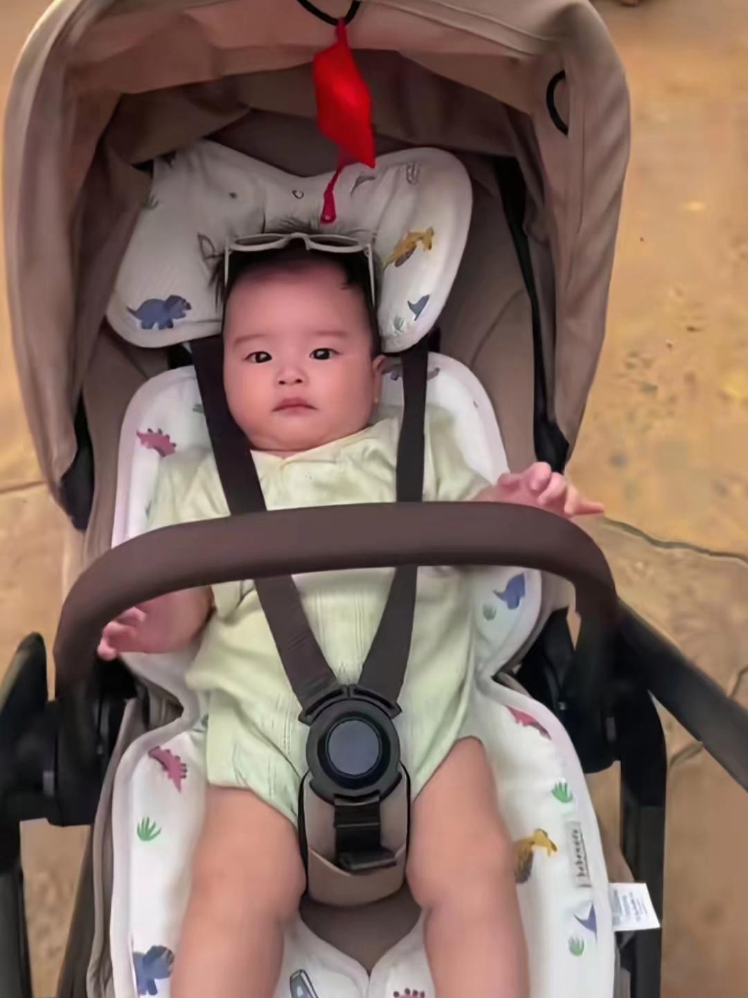 小汪宝出门炸街了，马筱梅说只要孩子一哭，必须得出门😂小汪宝一脸福相，很“京