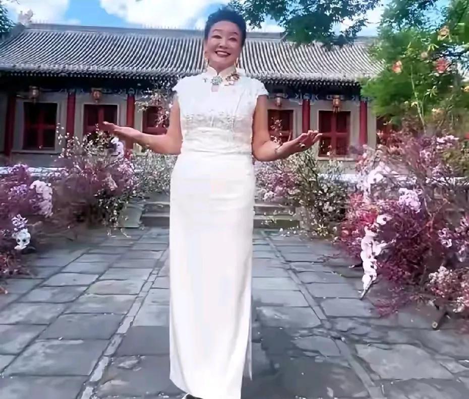 张兰这个婆婆昨天真是有点让人佩服！大家都知道昨天是张兰儿子汪小菲和马筱梅的婚礼