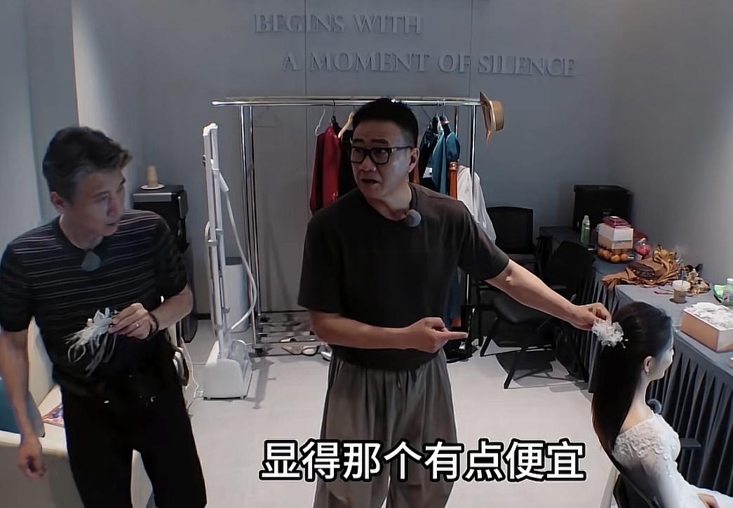 李乃文跟胡军帮佟丽娅选头饰，胡军吐槽李乃文选的看着有点便宜。胡军：“这个贵一点