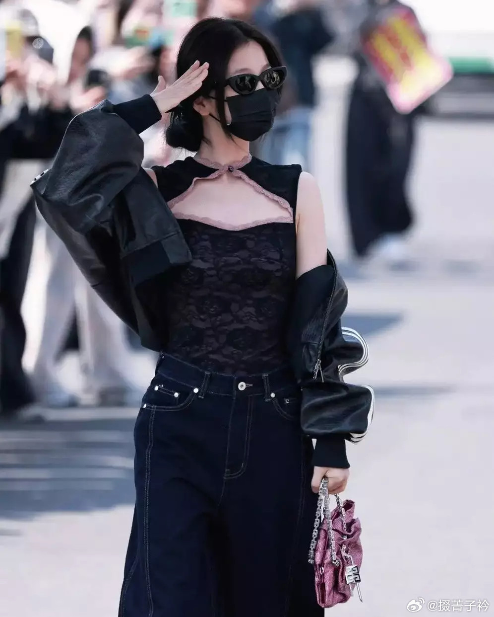 分享娱乐虞书欣穿黑蕾丝拼接上衣，外搭皮夹克，配阔腿牛仔裤，甜酷感十足。