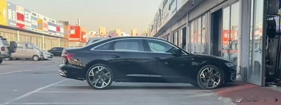 奥迪A6L穿上奥迪A7L的鞋，怎么看着不太和谐不太跟脚的感觉呢[捂脸哭]​