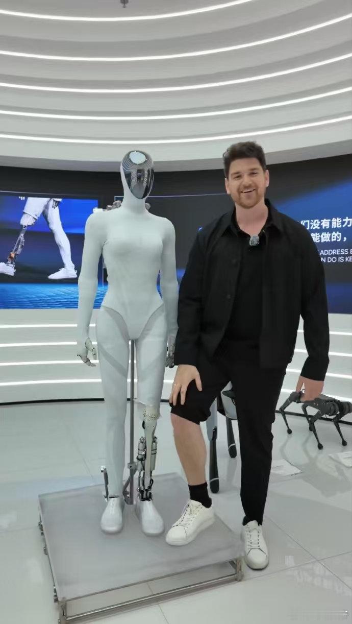 这两天，俄罗斯一家机器人公司的机器人产品在展示时摔倒了，引发了行业内的广泛讨论。