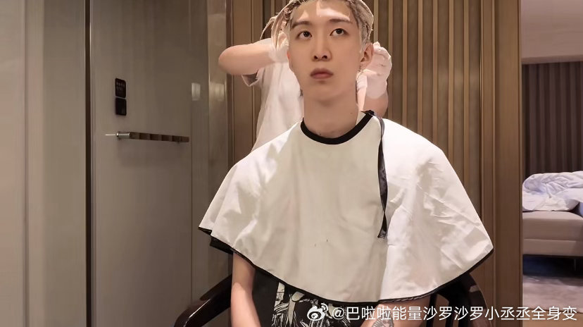 上一秒还穿着衣服下一秒就光着上半身o(╥﹏╥)o有福了你们(｡･ˇдˇ･｡)
