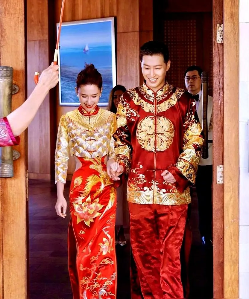 同样是何家婚礼，奚梦瑶和何超莲身上的喜服，把豪门里最残酷的差距撕得干干净净何超莲穿的是自家品牌，奚梦