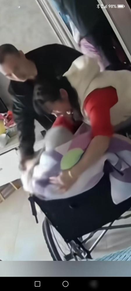 心痛，太快了，婆婆刚吃完饭，坐在椅子上突然离世。刷到这条消息时，我正给家里打