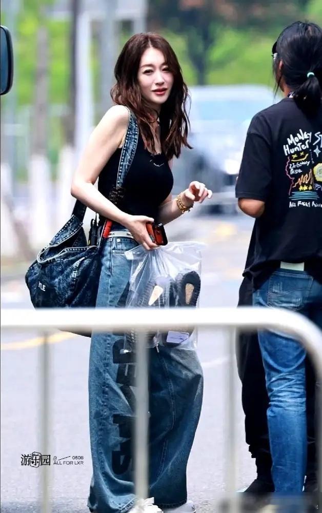 全网都在熬李小冉49岁的“松弛感”鸡汤。我告诉你，赶紧砸了。用26块钱的香皂洗