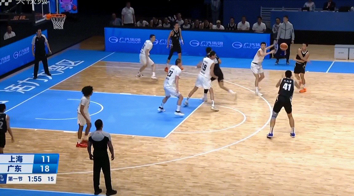 王洪泽这开局打得真不错啊，有篮下强吃有面框突破，得分不声不响就上双了，打U18这