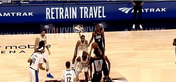 讲个恐怖故事。一个41岁的老头，跟一个二十出头的小伙子跳球。结果，老头赢了。