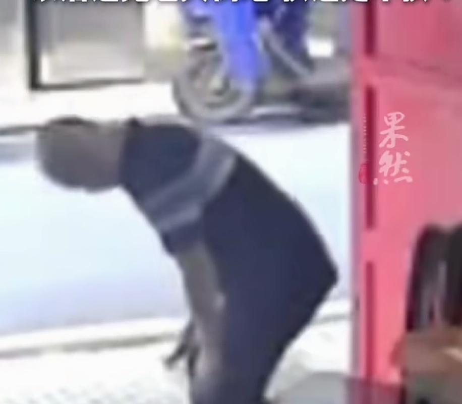老板家的店门口放了一把椅子，供游客累了歇歇。没想到就因为这个事儿，赔了19000