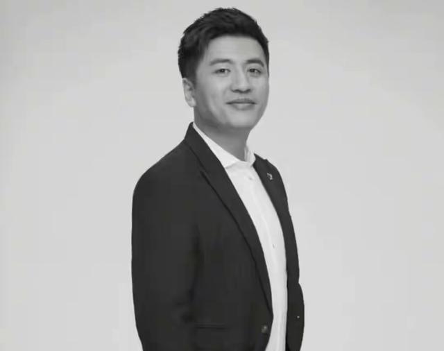 张雪峰说：“同学们，你们一定要多挣钱。我以前也觉得飞机头等舱没意义，住店有个床就