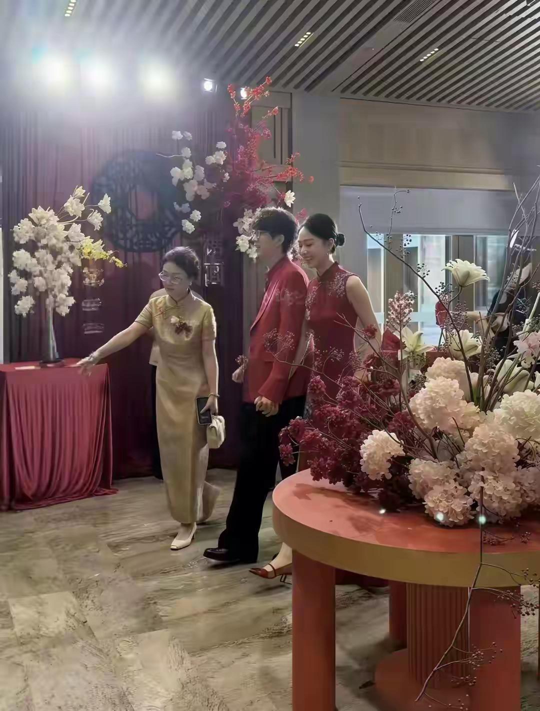 许嵩冯禧大婚照曝光！岳母一袭黄旗袍温婉优雅，气质满满一看就是文化人！9月19日，