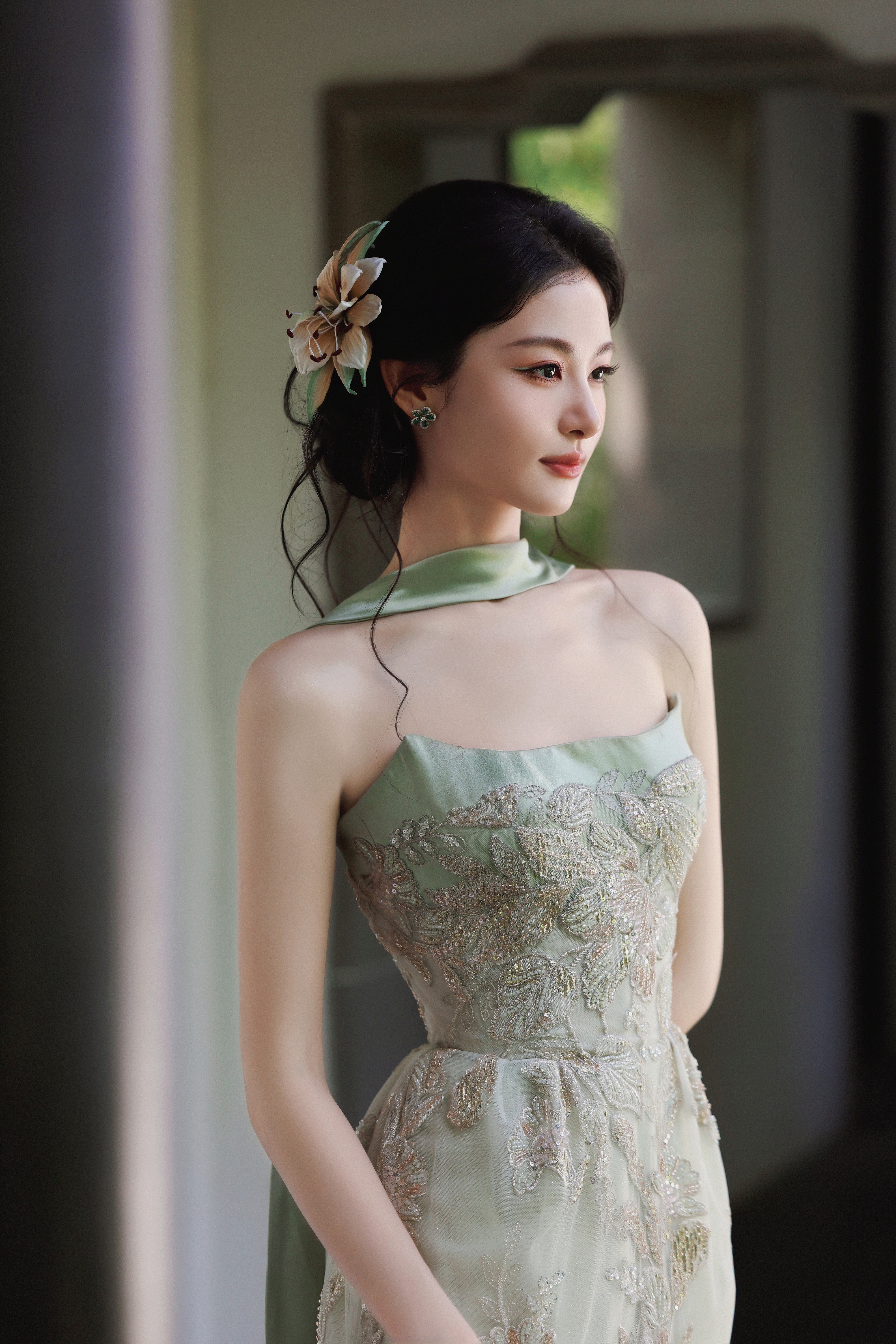 赵晴从汉服博主到演员赵晴4.0赵晴化的这个妆据说要好几万赵晴淡绿抹胸鎏金长裙