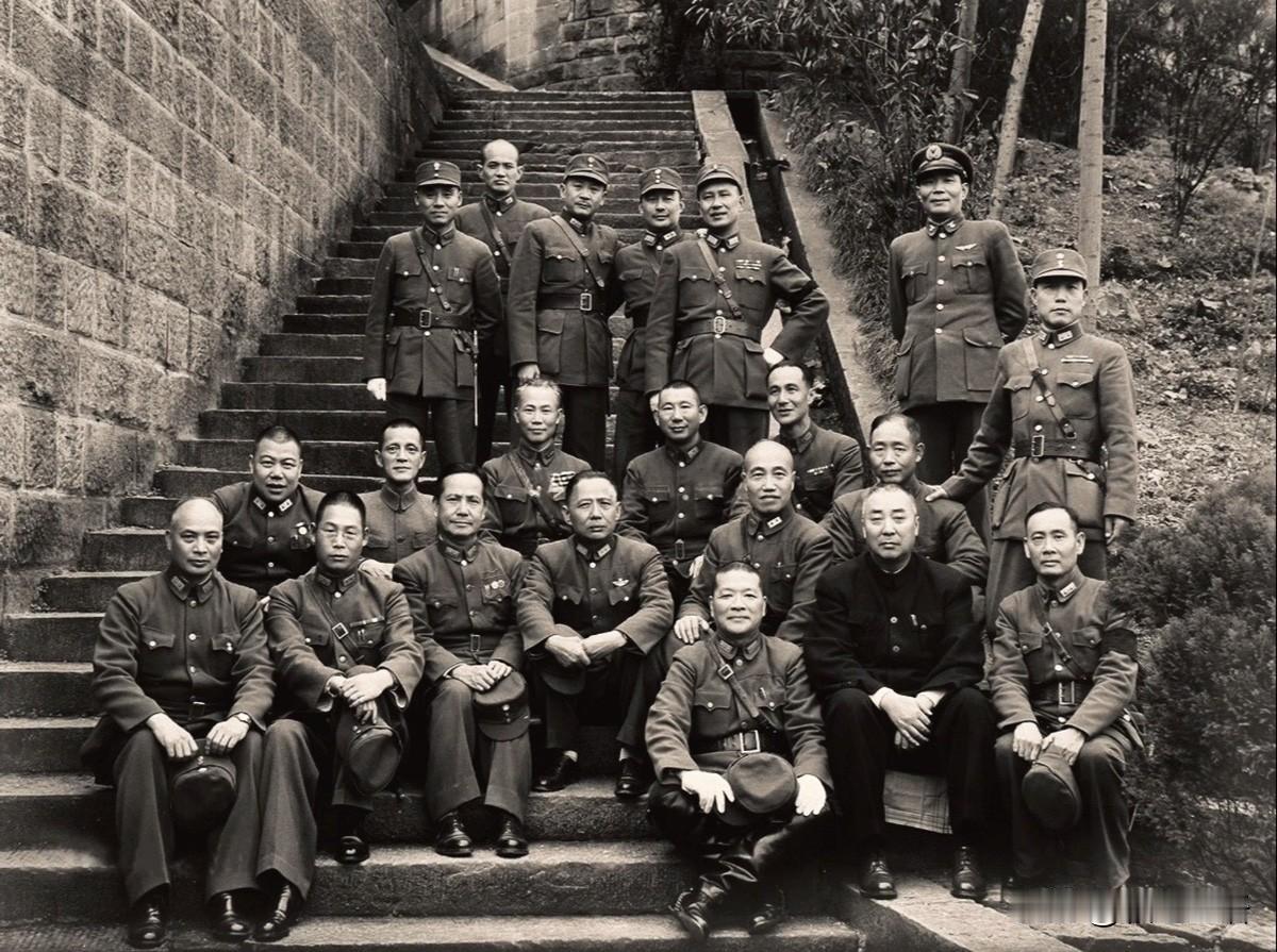 看到一张老照片，拍摄于1945年5月重庆，国民党第六次全国代表大会期间，国军高级