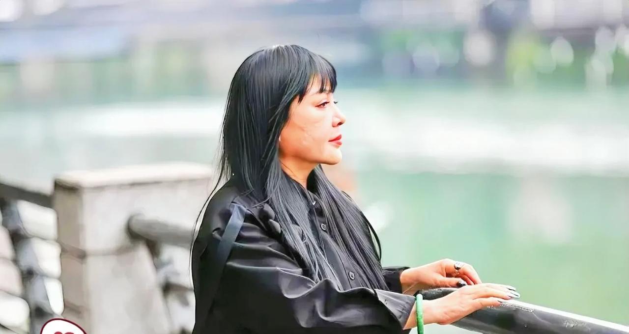 刚刚查了千百惠不查不知道，原来她吃的苦、受的委屈，都够写一本书了。千百惠的