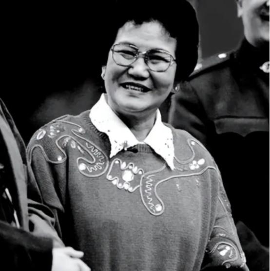 1964年，小叔子盛弘对赵丽蓉说：“嫂子，我哥走3年了，咱俩一起过吧！”赵丽蓉严