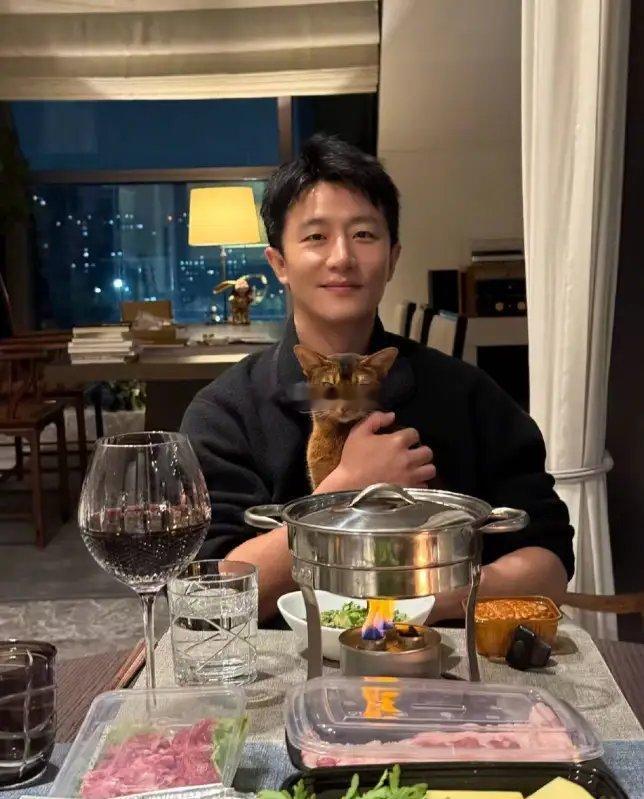 黄轩中秋节晒北京大别墅，还养着2只猫，女朋友出镜一起吃火锅​​​