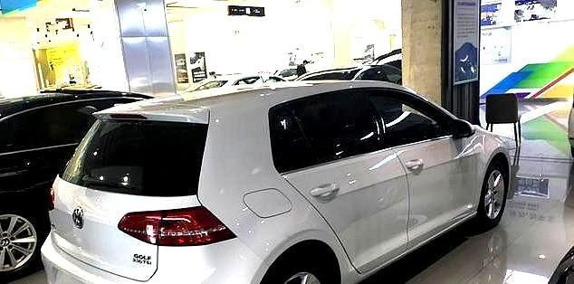 本来攒够了钱想趁着年底买辆车，结果问了几个卖车的地方，非要我贷款才能买。我执意