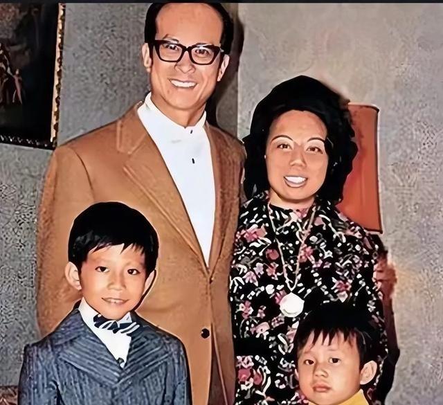 1990年1月1日，李嘉诚的妻子庄月明猝然离世，李家对外宣布：“死于突发性心脏病