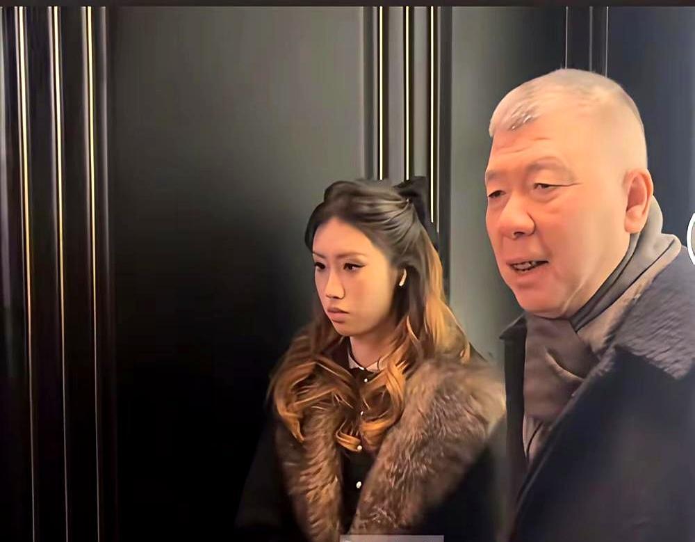 21岁的徐朵，刚高中毕业就敢砸200万买一张没人认识的小画家作品，还把画挂在周春