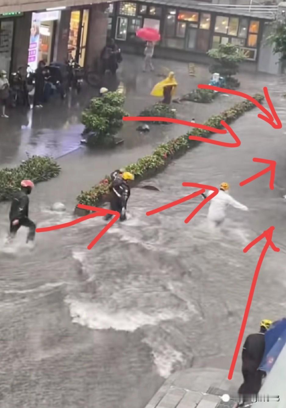 好消息，暴雨中救人的外卖小哥找到了，坏消息，只找到一个，其他人还在找。5.1