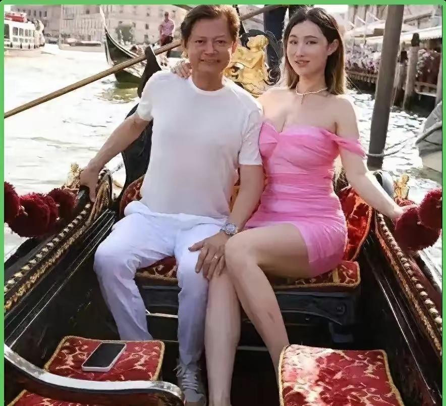 65岁的莫华伦搂着小30岁娇妻当众亲吻，女方身着紧身裙，身材火爆，网友集体喊“酸