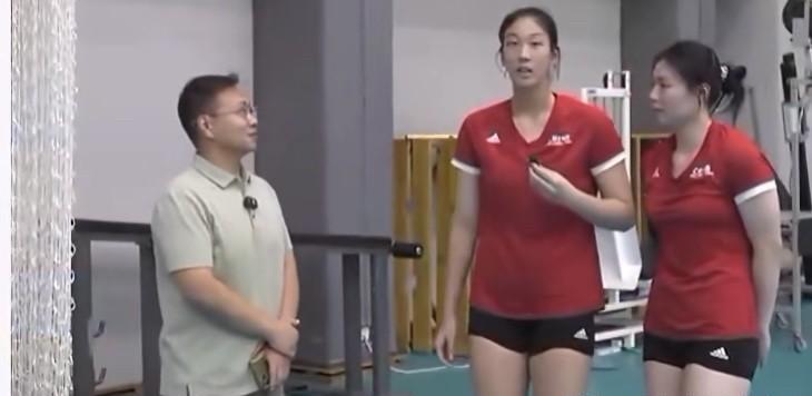 杨昊介绍了训练情况和计划目标，球队要提速，也介绍到教练团队的分工，采访了最大的龚