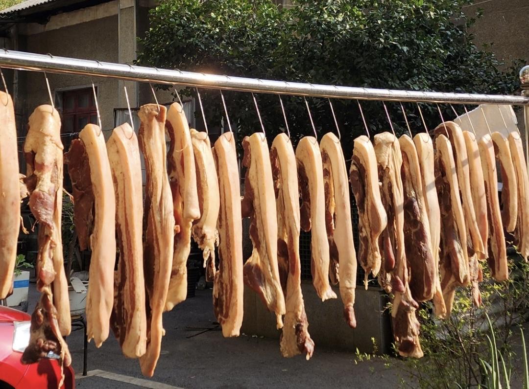 “这就是嘴馋的代价！”上海，男子看见一楼道里晾着一排排咸肉，馋得走不动道了，他见