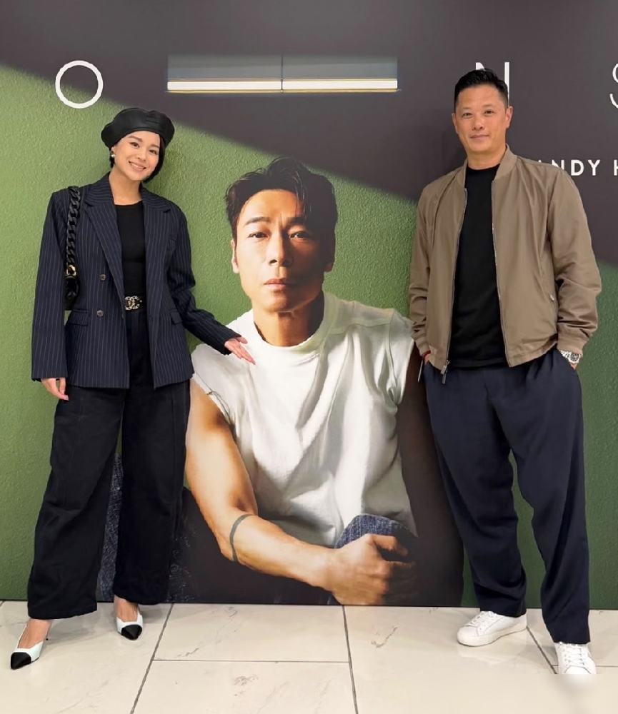 许志安在红馆开唱，郑秀文没上台，却把后台变成了自己的主场。招呼嘉宾、安排合影，结束还领着一帮姐妹进去