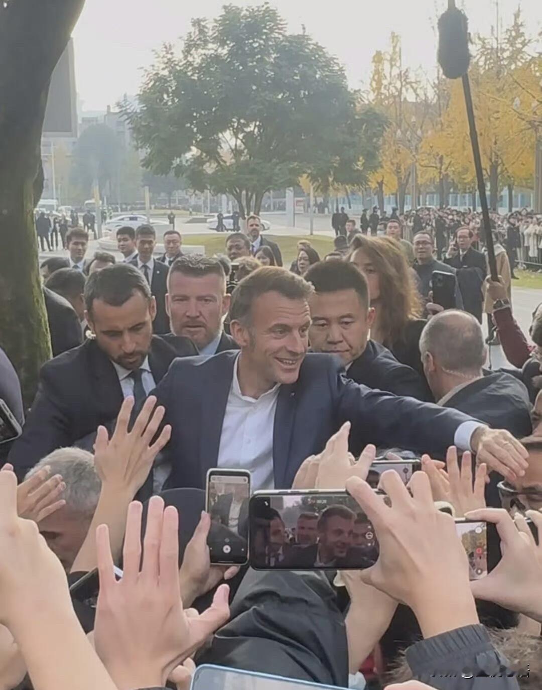 马克龙成都行也太暖了吧😂马克龙来成都真的被热情包围了四川大学里全是欢呼声